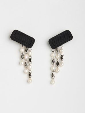 clasp earrings in black