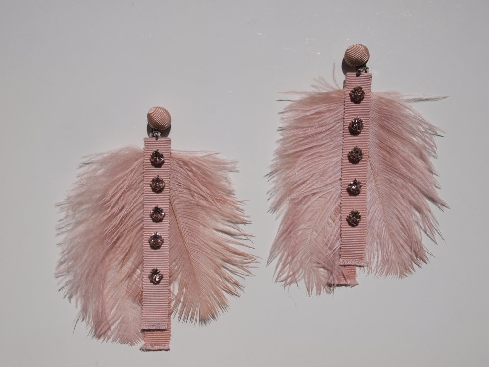 feather earrings in nude